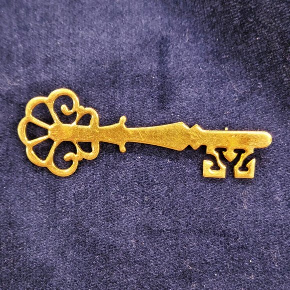 WRE 12 KGF key brooch - Picture 1 of 3